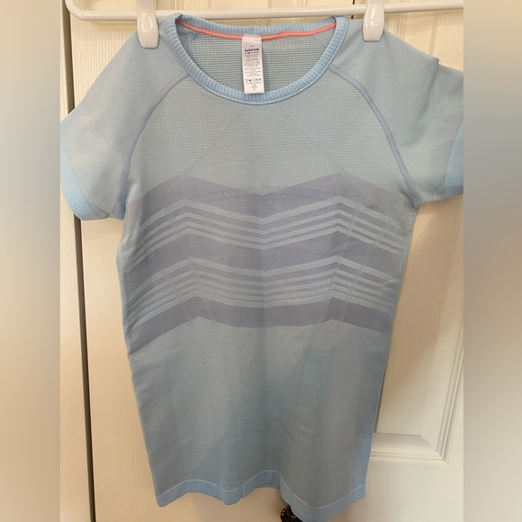 Ivivva by lululemon Fly Tech Short Sleeve *UV Colour Reactive - Picture 2 of 5